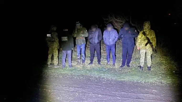 Újabb négy katonakorú férfi bukott le a zöldhatáron