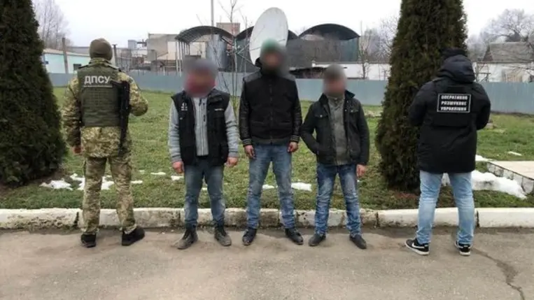 Három munkácsi férfi bukott le a zöldhatáron Tiszaújlaknál. Fotó: Ukrán Állami Határszolgála