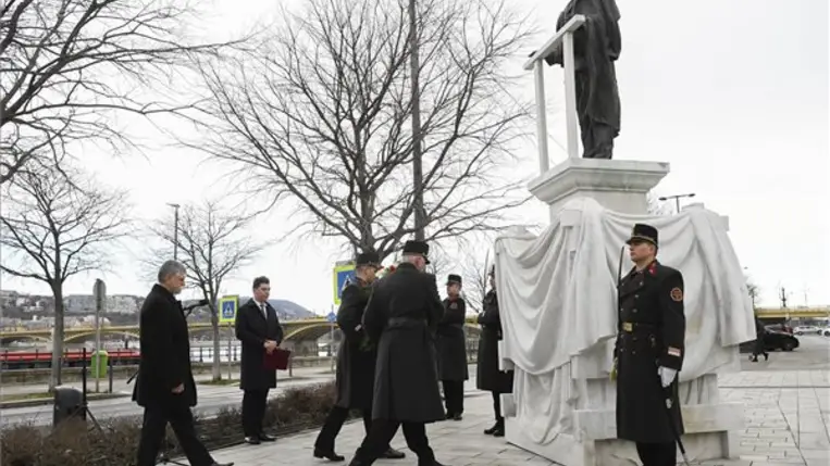 Megemlékezés Budapesten a Kovács Béla-szobornál