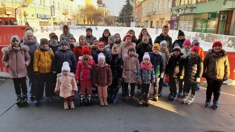 Korcsolyáztak a Sámuel Alapítvány gyerekei