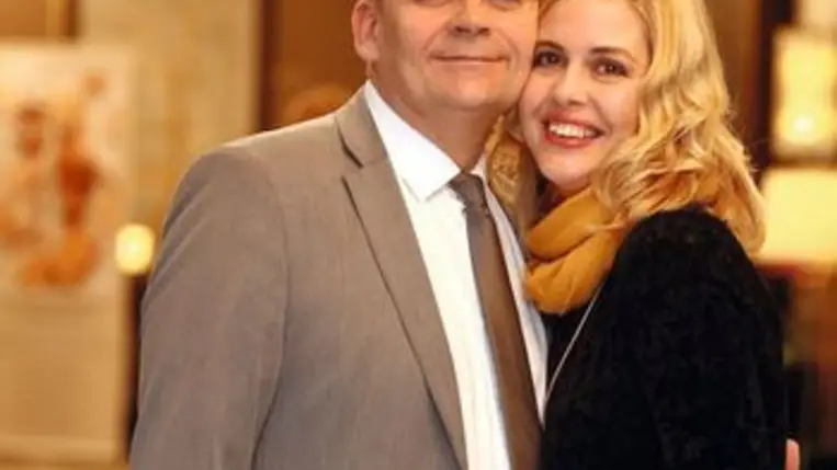 Ő R. Kárpáti Péter 18 évvel fiatalabb párja: eljegyezte a szép, szőke Ilonát