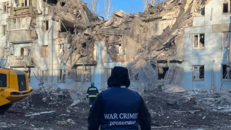 Több ember meghalt egy lakóházat ért éjszakai rakétacsapásban a dél-ukrajnai Zaporizzsjában