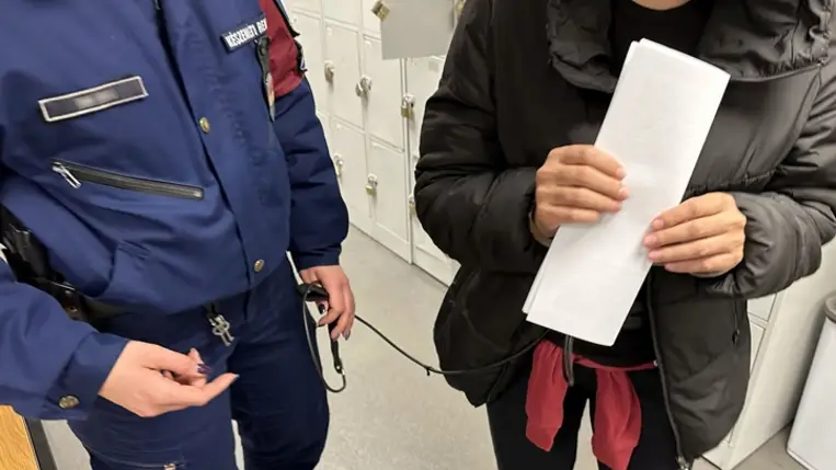Hazahozták a Dominikán elfogott magyar nőt, aki Európa egyik legkeresettebb bűnözője volt. Fotó: Police.hu