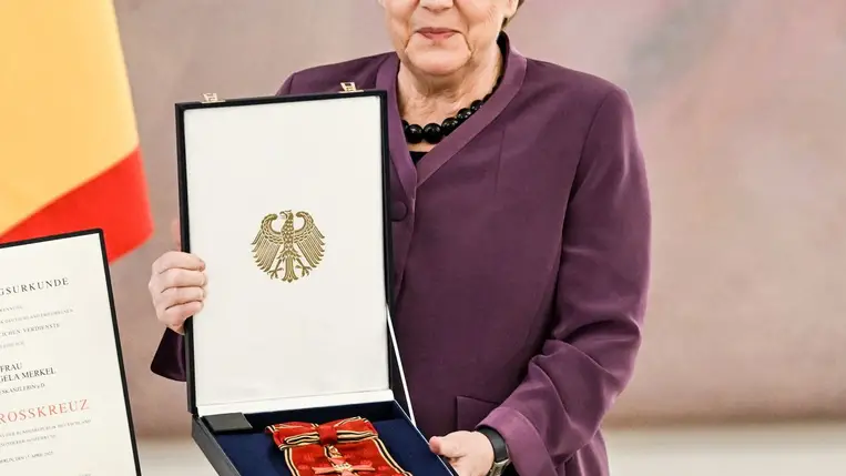 Angela Merkel volt német kancellár kezében a Német Szövetségi Köztársaság érdemrendjének nagykeresztjével Fotó: MTI/EPA/Filip Singer