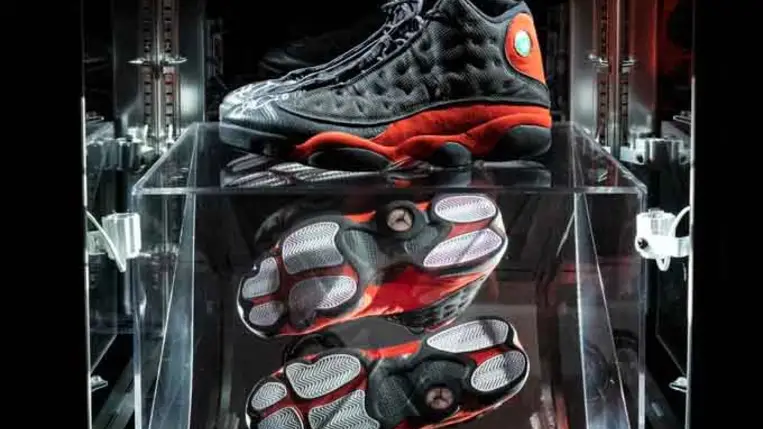 Döbbenetes: elképesztő vagyonért kelt el Michael Jordan cipője