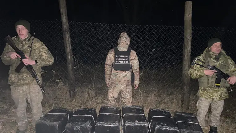 Kárpátalján cigarettacsempészek buktak le a zöldhatáron. Fotó: Ukrán Állami Határszolgálat 