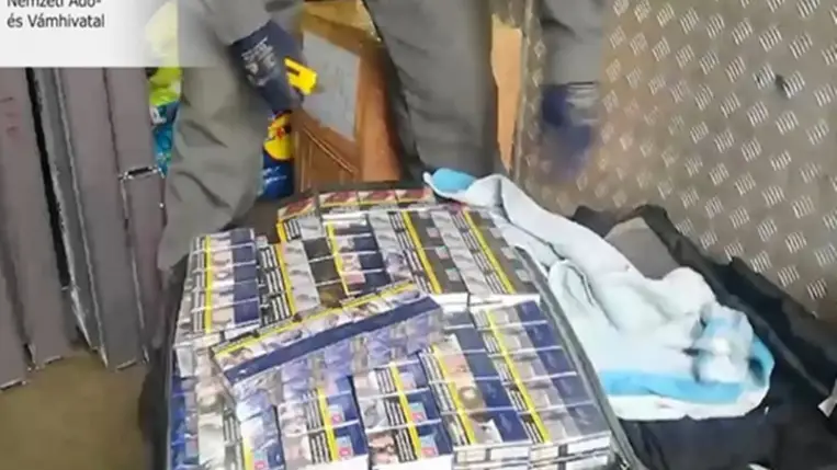 Cigarettával kitömött bőröndöket találtak egy autóban a NAV munkatársai