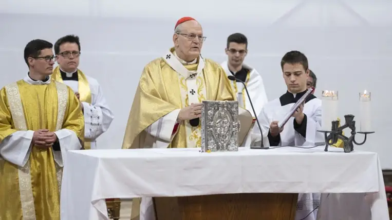 Erdő Péter bíboros, esztergom-budapesti érsek az utolsó vacsora emlékére tartott nagycsütörtöki szentmisét celebrál az esztergomi Nagyboldogasszony- és Szent Adalbert-főszékesegyházban 2023. április 6-án. MTI/Bodnár Boglárka