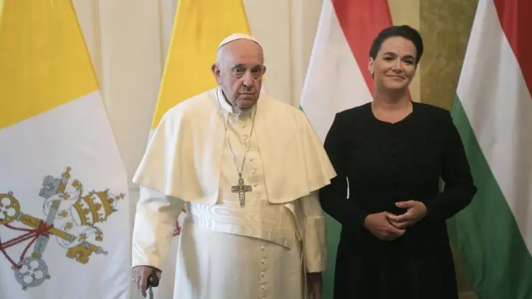 Novák Katalin köztársasági elnök fogadja Ferenc pápát a Sándor-palotában 2023. április 28-án. A katolikus egyházfő háromnapos apostoli látogatásra érkezett Magyarországra. MTI/Balogh Zoltán