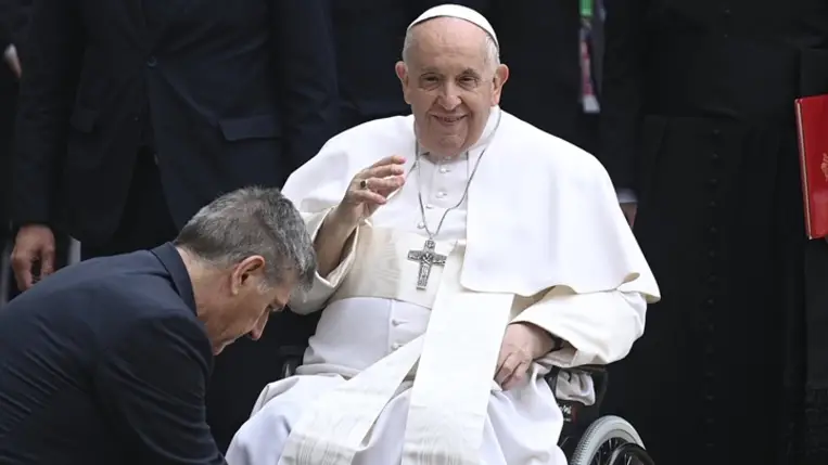 Ferenc pápa érkezik az Árpád-házi Szent Erzsébet-templomba a budapesti Rózsák terén, ahol szegényekkel és menekültekkel találkozik 2023. április 29-én, háromnapos magyarországi apostoli látogatásának második napján. MTI/Balogh Zoltán