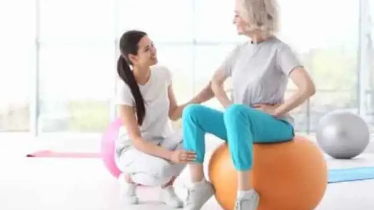 Rendszeres mozgással, gyógytornával megelőzhető a sérüléssel járó elesés