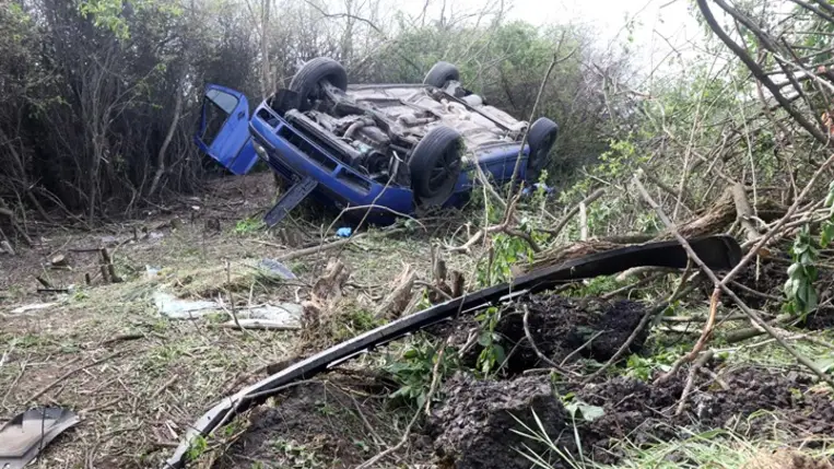 Felborult személyautó az Emőd és Bükkaranyos közötti úton, ahol a gépjármű lesodródott az útról és felborult 2023. április 21-én. A balesetben ketten meghaltak. MTI/Vajda János