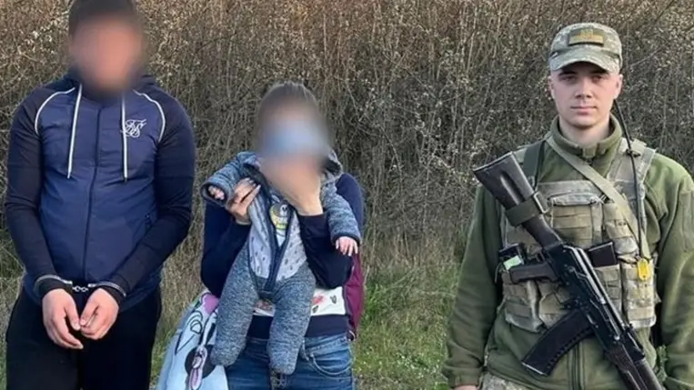 Három hónapos kislányukkal próbáltak átjutni a zöldhatáron Kárpátalján. Fotó: Ukrán Állami Határőrszolgálat