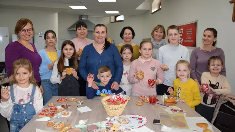 Húsvéti mézeskalácskészítés a nagycsaládosoknál. (Fotó: Kárpátinfo/Kovács Erzsébet)