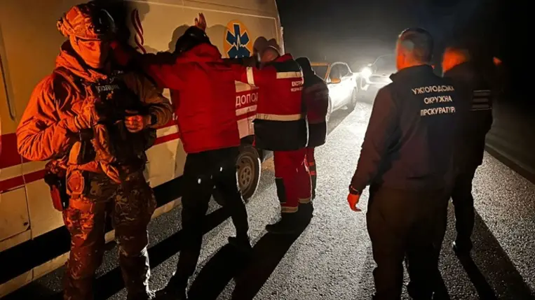 Kárpátalján mentőautóval szállították a hadköteleseket a határhoz. Fotó: Kárpátalja Rendőrsége