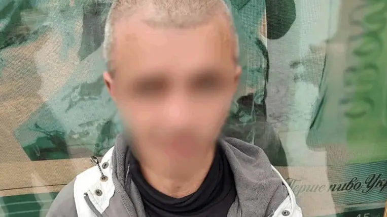 Munkácson a rendőrök elfogták azt a férfit, aki a gyanú szerint kirabolt egy járókelőt. Fotó: Kárpátalja Rendőrsége