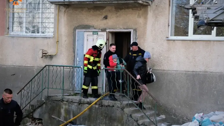 Nyolc embert kellett kimenteni egy ungvári kollégiumban keletkezett tűz miatt. Fotó: facebook.com/DsnsZakarpattya