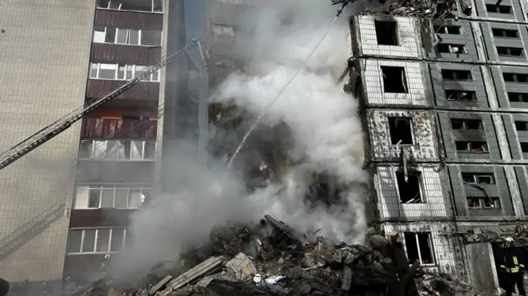 Orosz találat ért egy umanyi többemeletes épületet Ukrajnában. Fotó: t.me/cherkaskaODA