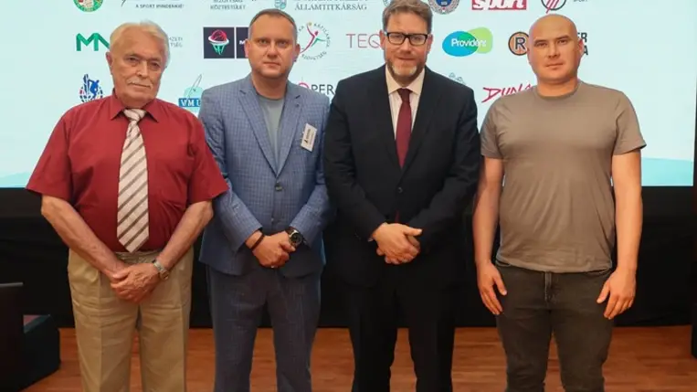 Szöllősi György a kárpátaljai résztvevőkkel