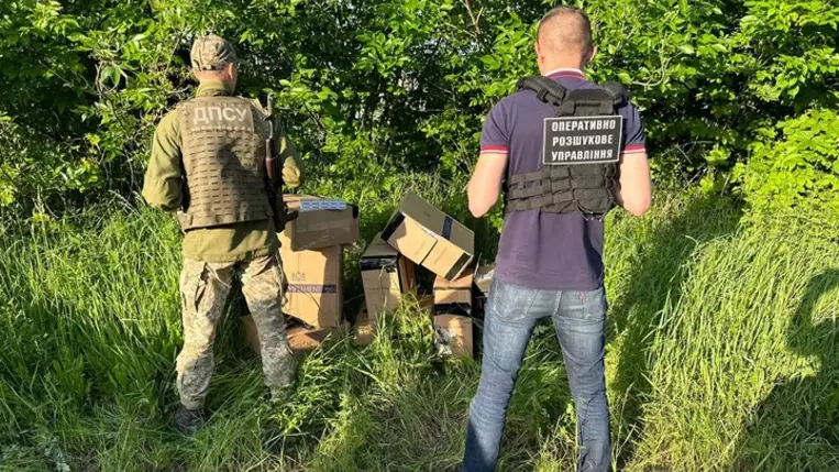 Nyolc láda cigarettát hagytak hátra a cigarettacsempészek Kárpátalján. Fotó: Ukrán Állami Határszolgálat