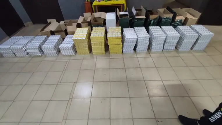 Kárpátalján 12 láda cigarettát és cipőjüket is hátrahagyták a menekülő cigarettacsempészek. Fotó: Ukrán Állami Határszolgálat 