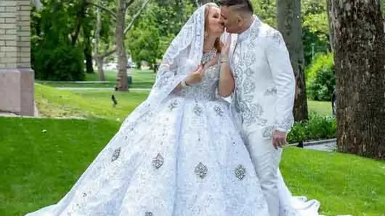 Gáspár Bea káprázatos esküvői ruhában pózol a címlapon Győzővel