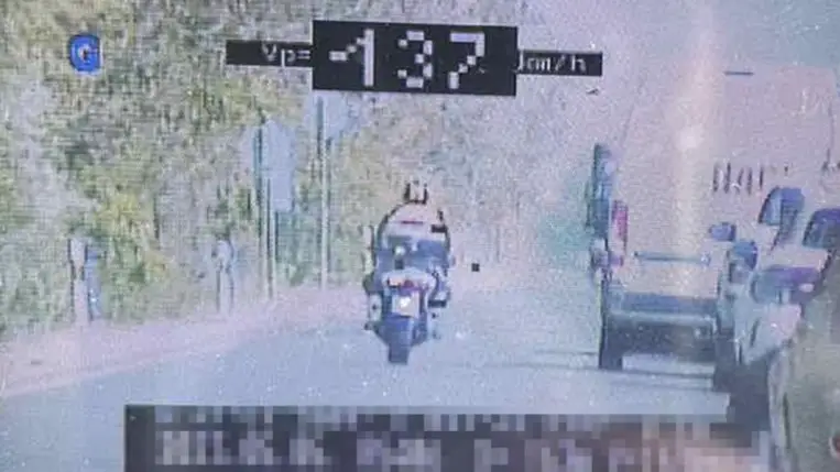 Egy motoros Szabolcs vármegyében egyetlen manőverével 70.000 forint összegű pénzbírságot, valamint 12 büntetőpontot is begyűjtött. Fotó: police.hu