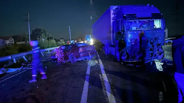 Kárpátalján személyautó ütközött össze egy teherautóval, egy ember életét vesztette a balesetben. Fotó: Kárpátaljai Rendőrség