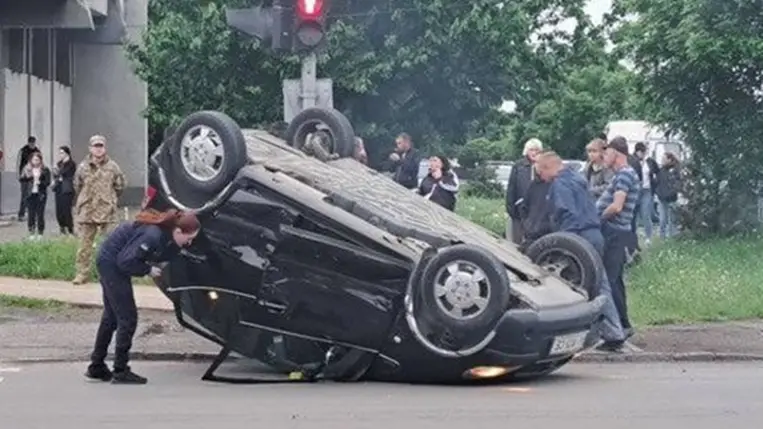 Közúti baleset Kárpátalján: Fejtetőre állt egy autó Ungváron. Fotó: Віталій Глагола/Telegram