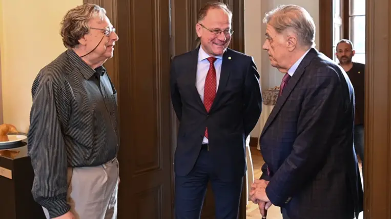 Navracsics Tibor területfejlesztési miniszter (k) Csóti György, a Magyar Atlanti Tanács elnöke (j) és Gyarmati István, a szervezet főtitkára társaságában a tanács közgyűlésén a Magyar Tudományos Akadémián 2023. május 23-án. MTI/Máthé Zoltán