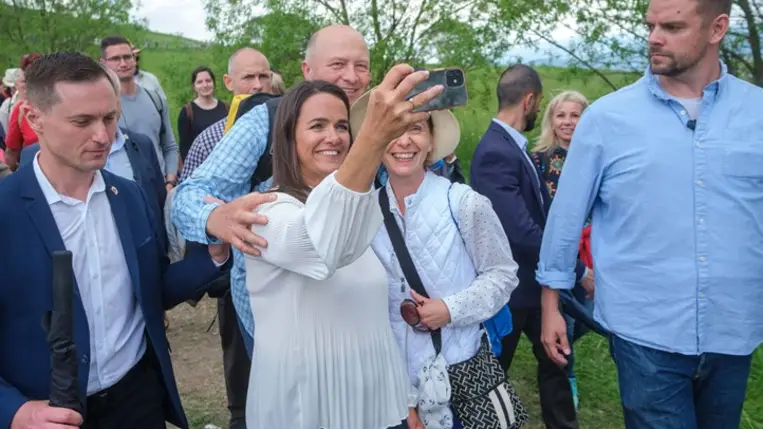 Novák Katalin köztársasági elnök (k) résztvevők társaságában a csíksomlyói búcsún 2023. május 27-én. MTI/Veres Nándor