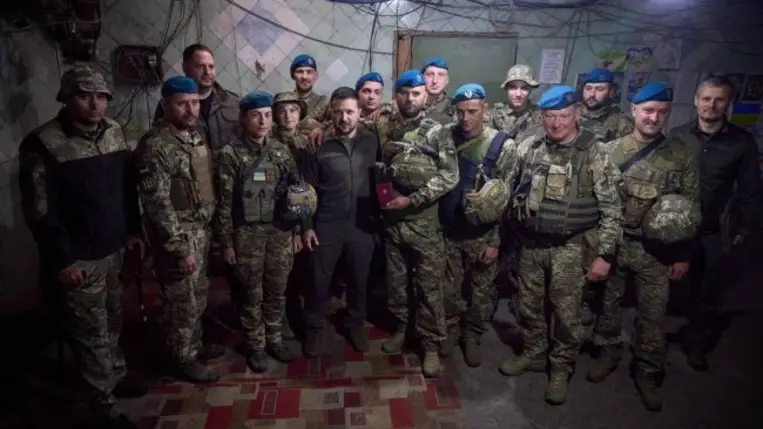 Volodimir Zelenszkij ukrán elnök kedden ellátogatott a frontra, hogy felköszöntse az ott szolgálatot teljesítő ukrán katonákat a tengerészgyalogság napja alkalmából. Fotó: t.me/V_Zelenskiy_official