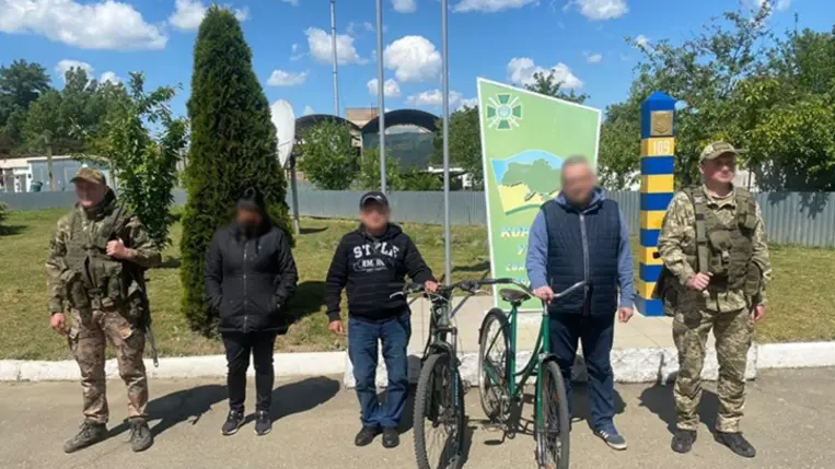 Kárpátalján őrizetbe vettek két férfit, akik Tiszaújlak közelében kerékpárral akarták átlépni a magyar határt a zöldhatáron keresztül. Fotó: Ukrán Állami Határszolgálat 