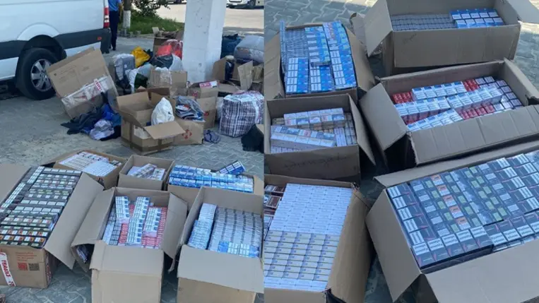 Nagy mennyiségű cigarettát találtak egy kisbuszban Nevetlenfalunál. Fotó: Kárpátaljai Vámhivatal