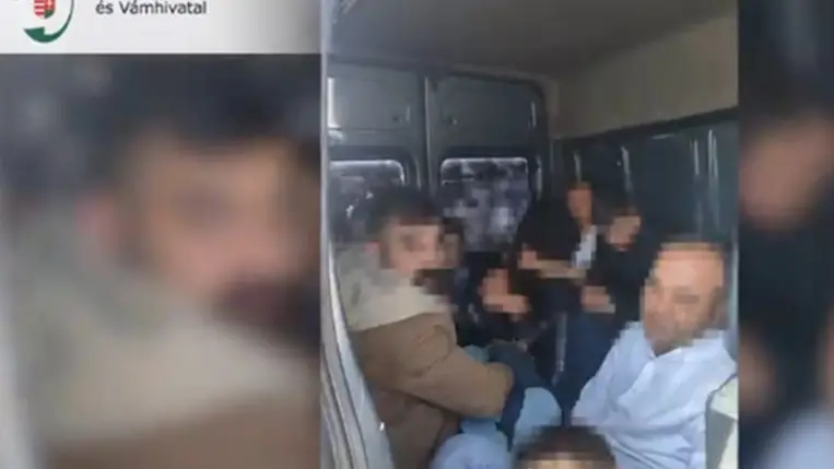 A hatszemélyes kisbuszban 21 illegális bevándorlót zsúfoltak össze. Fotó: videórészlet