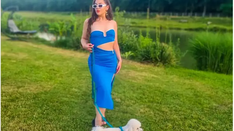 Gáspár Virág dögösen kivágott ruhába bújt