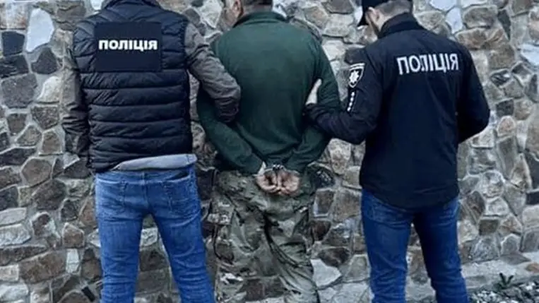 Kárpátalján a rendőrök őrizetbe vettek egy személyt, aki fel akarta gyújtatni falubelije házát. Fotó: Kárpátaljai Rendőrség
