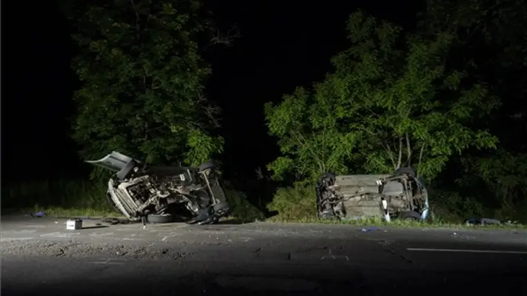 Balesetben összeroncsolódott személygépkocsik a 22-es főúton Balassagyarmat közelében 2023. június 18-án. A frontális ütközés következtében ketten meghaltak, ketten súlyosan megsérültek. MTI/Komka Péter