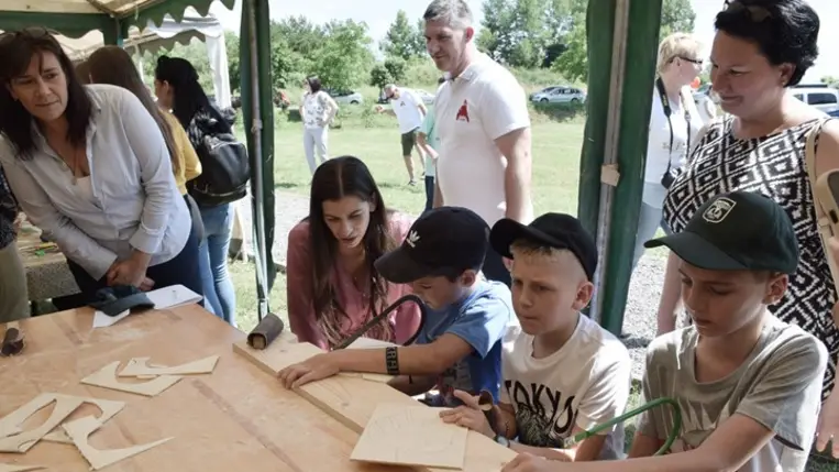 Gyermeknap a nagycsaládosoknál a Tiszacsomai Látogatóközpont területén. Fotó: Kárpátinfo/Kovács Erzsébet