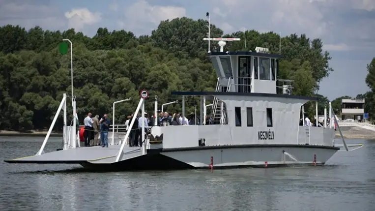 A Neszmély és a szlovákiai Dunaradvány között közlekedő komp a neszmélyi kompállomásnál az új kompátkelőhely átadásának napján, 2023. június 29-én. MTI/Bodnár Boglárka