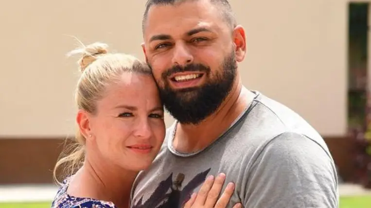 Pápai Joci ölelkezős képen gyönyörű feleségével