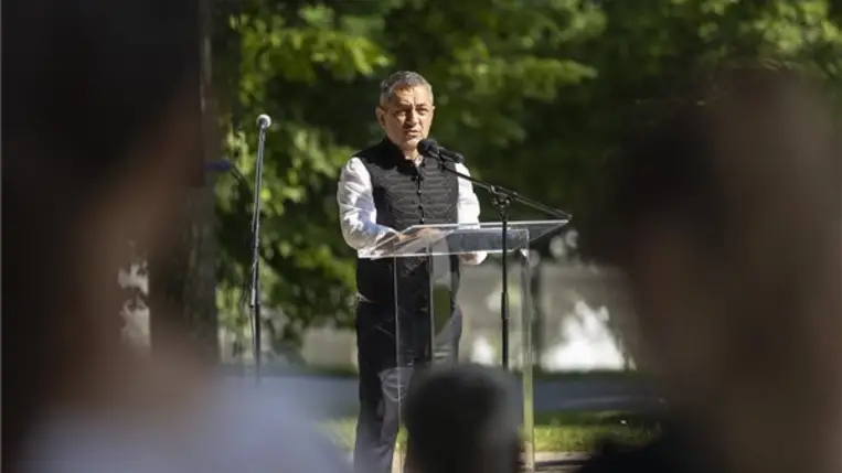 Potápi Árpád János, a Miniszterelnökség nemzetpolitikáért felelős államtitkára beszédet mond a nemzeti összetartozás napja alkalmából rendezett megemlékezésen Dombóváron, a Nemzeti összetartozás téren lévő emlékműnél 2023. június 4-én. MTI/Varga György