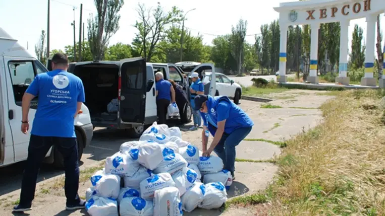 A gátrobbantás által érintett ukrán településeken élőknek nyújt humanitárius segítséget az Ökumenikus Segélyszervezet. Fotó: Ökumenikus Segélyszervezet