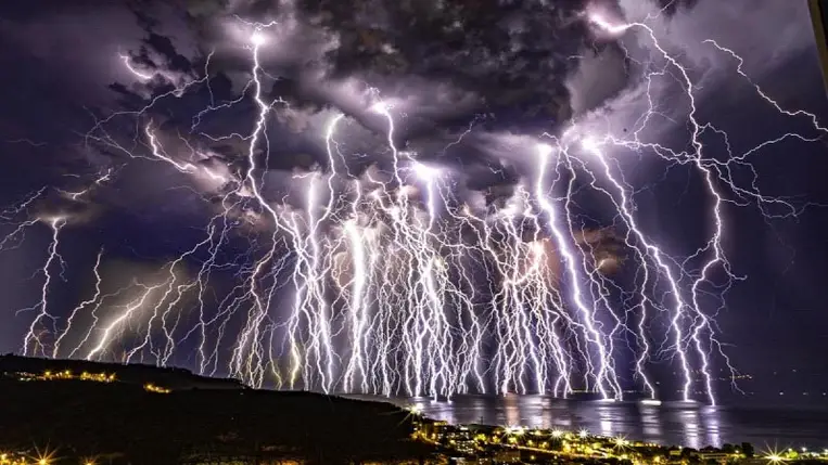 Hihetetlen time-lapse felvétel örökített meg száz villámot