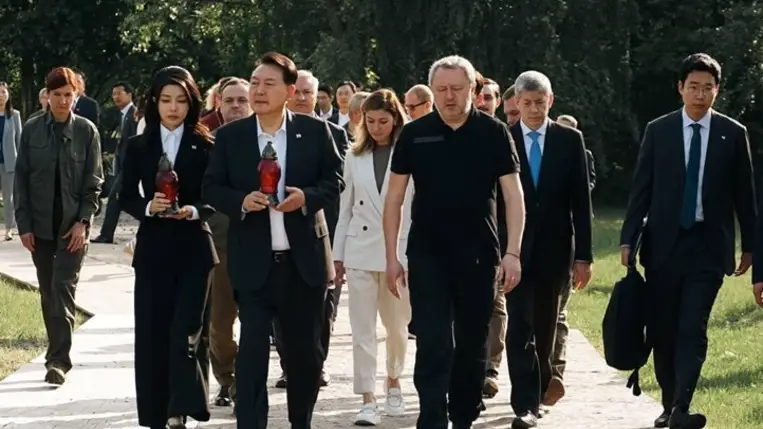 A dél-koreai elnök ellátogatott a bucsai tömegmészárlás helyszínére. Fotó: Ukrán Főügyészség