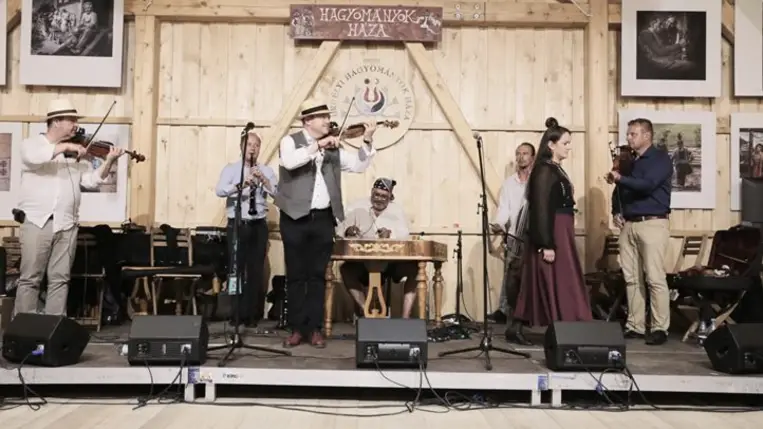 Tusványosi csűrdöngölő - A Hagyományok Háza a Bálványosi Nyári Szabadegyetem és Diáktáborban. Fotó: Farkas József