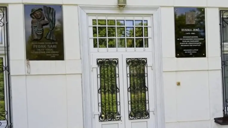 Huszka Jenő emléktábláját avatták fel Beregszászban nyíregyházi közreműködéssel. Fotó: Beregszászért Alapítvány
