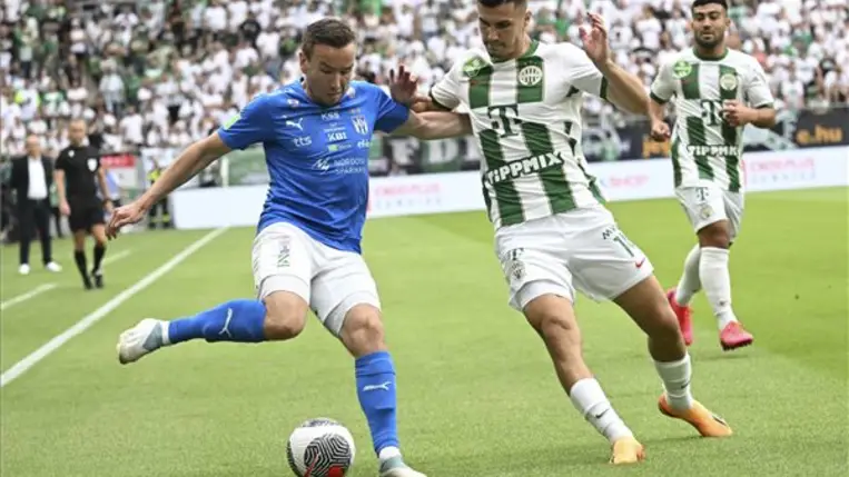 Amer Gojak, a Ferencváros (j) és Árni Frederiksberg, a feröeri Kí Klaksvík játékosa a labdarúgó Bajnokok Ligája 1. selejtező fordulójában játszott Ferencváros TC - Kí Klaksvík visszavágó mérkőzésen a Groupama Arénában 2023. július 19-én. MTI/Illyés Tibor