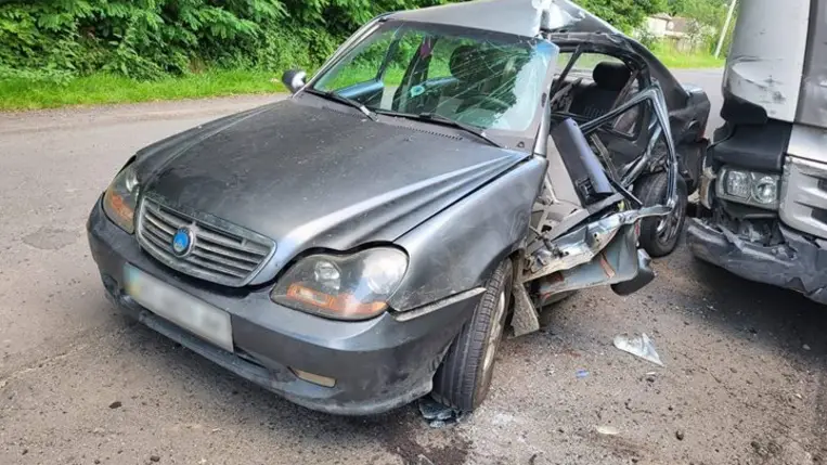 Kárpátalján összeütközött egy kamion és egy személygépkocsi. A gépkocsi 40 éves női sofőrje életét vesztette. Fotó: Kárpátaljai Rendőrség