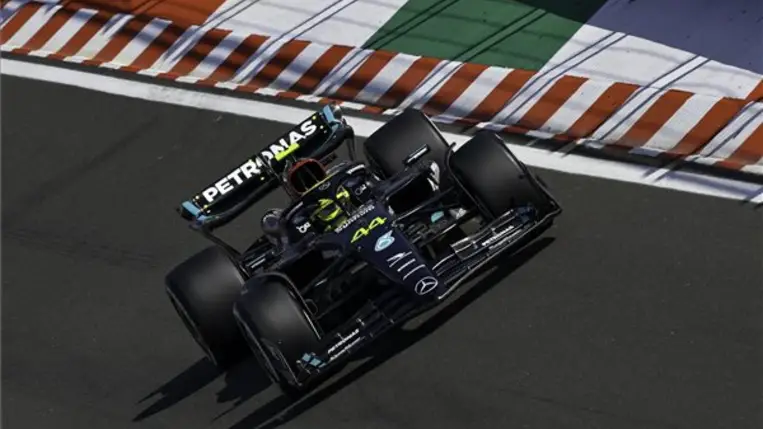 Lewis Hamilton, a Mercedes brit versenyzője a Forma-1-es Magyar Nagydíj időmérő edzésén a mogyoródi Hungaroringen 2023. július 22-én. MTI/Czeglédi Zsolt